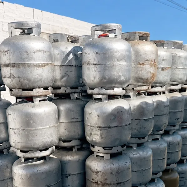 Botijões de gás de 13 kg empilhados no pátio da Sertão Gás