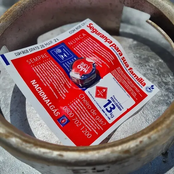 Lacre de segurança e selo de 13 kg no botijão da Nacional Gás